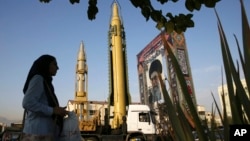 تصاویر قاب شده آیت‌الله خامنه‌ای در کنار موشک‌های بدر ساخت ایران، در میدان بهارستان، تهران