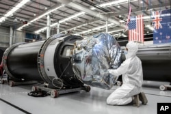 Seorang teknisi tengah memasang komponen roket Electron milik Rocket Lab menjelang peluncuran di semenanjung Mahia, Selandia Baru, 10 Maret 2022. (RocketLab via AP)