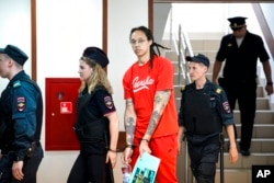 마약 밀반입 협의로 러시아에 억류된 미국 여자프로농구(WNBA) 브리트니 그라이너(가운데) 선수가 모스크바 법정에 출두하고 있다. (자료사진)
