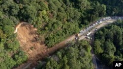 Un camino está bloqueado después de un deslizamiento de tierra a lo largo de la carretera Interamericana, provocado por fuertes lluvias en Mixco, Guatemala, el 20 de junio de 2022.