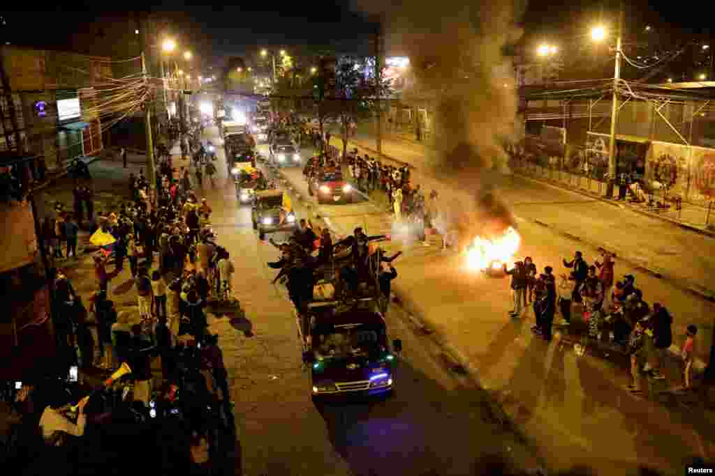 Los manifestantes se reúnen en la calle mientras indígenas de todo el Ecuador marcharon hacia la capital Quito, el 20 de enero de 2022.