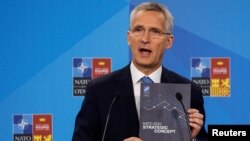 Sekretari i Përgjithshëm i NATO-s, Jens Stoltenberg, duke bërë njoftimin në një konferencë për shtyp (Madrid, 29 qershor 2022)