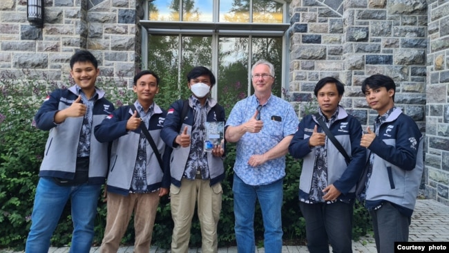 Anggota Team Bamantara EEPISAT bersama Bob Schoner, Virginia Tech Facilitator (foto: courtesy).