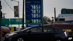 Precios en una gasolinera de Los Ángeles, California, el 16 de junio de 2022.