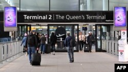 Wisatawan dan pelancong tiba di Terminal 2 Bandara Heathrow London, 6 April 2022. (Foto: JUSTIN TALLIS / AFP)