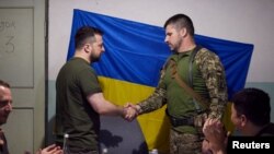 El presidente de Ucrania, Volodymyr Zelenskiy, premia a un militar ucraniano durante una visita a la ciudad sureña de Mykolaiv, mientras continúa el ataque de Rusia contra Ucrania, Ucrania, 18 de junio de 2022. Servicio de Prensa Presidencial de Ucrania/Folleto a través de REUTERS