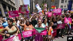 Ana María Archila, tercera desde la izquierda, candidata a vicegobernadora, se une a los participantes de Planned Parenthood mientras marchan por la Quinta Avenida durante el desfile anual del Orgullo LGBTQ de Nueva York, el domingo 26 de junio de 2022, en Nueva York. 