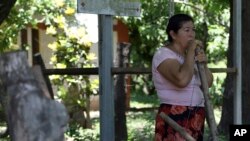 María Dolores García, la madre de Esmeralda Domínguez, mira hacia el jardín que solía cuidar su hija en la comunidad de Sisiguayo, en Jiquilisco, El Salvador, el 12 de mayo de 2022. Su hija fue detenida luego de que el Congreso aprobó el estado de excepción.