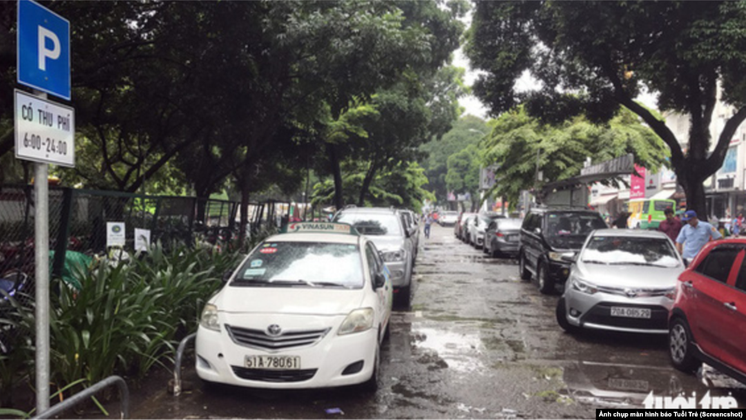 Thành phố Hồ Chí Minh đang thiếu chỗ đậu xe nên cho phép đậu xe có thu phí trên lòng đường (Ảnh chụp màn hình báo Tuổi Trẻ)