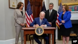 El presidente Joe Biden firma una orden ejecutiva sobre el acceso al aborto, en la Sala Roosevelt de la Casa Blanca, el viernes 8 de julio de 2022. 