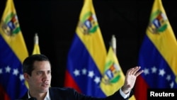 El líder opositor de Venezuela, Juan Guaidó, se dirige a los medios de comunicación durante una conferencia de prensa del partido Voluntad Popular en Caracas, Venezuela, el 14 de junio de 2022.