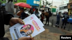 Colombiano sostiene cartel que muestra a los dos candidatos presidenciales. Bogotá, Colombia, 16 de junio.