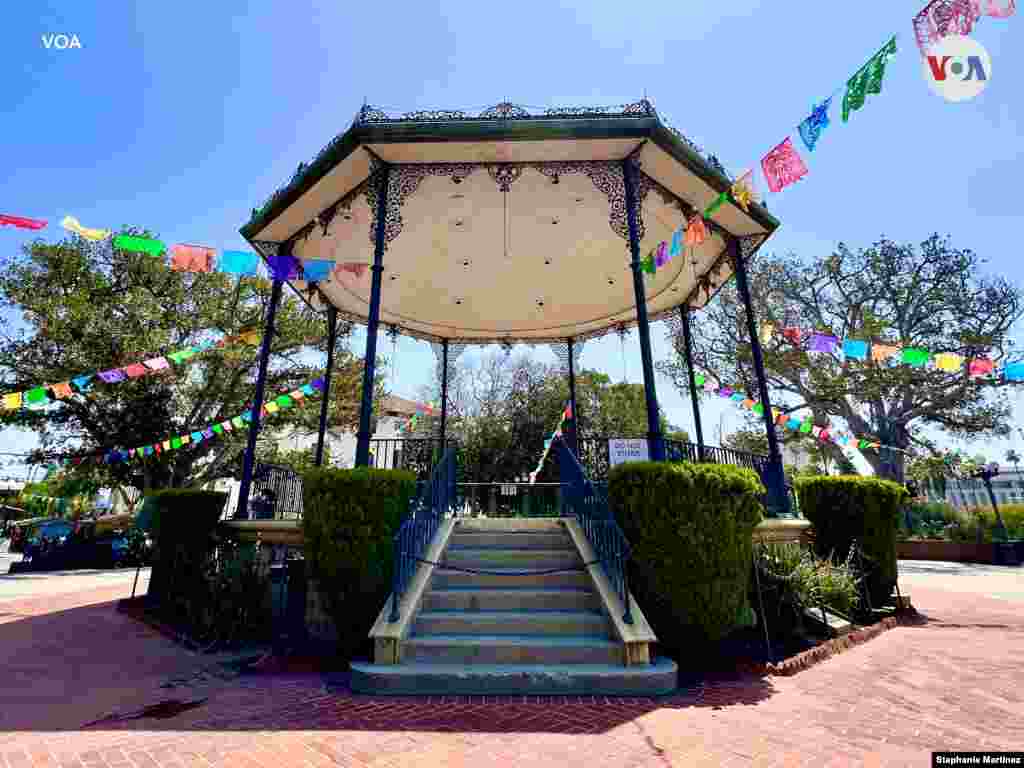 El domingo de Pascua de 1930, la calle Olvera, una de las más antiguas y más cortas de la ciudad, abrió sus puertas como mercado mexicano.