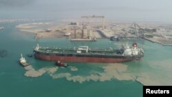 El segundo petrolero del tamaño de Aframax vendido a Venezuela se ve en la costa de Bushehr, Irán, 8 de junio de 2022. 