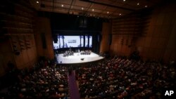 El presidente de la Comisión de la Verdad, Francisco de Roux, habla durante la ceremonia de presentación del informe final sobre el conflicto interno del país en Bogotá, el 28 de junio de 2022. 