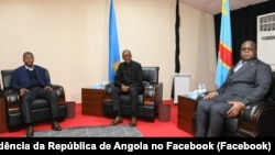 Presidentes João Lourenço, de Angola (esq), Paul Kagame, do Ruanda (cen) e Felix Tshisekedi, da RDC, Luanda, 21 Fevereiro 2020