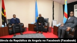 Presidentes João Lourenço, de Angola (esq), Paul Kagame, do Ruanda (cen) e Felix Tshisekedi, da RDC, Luanda, 21 Fevereiro 2020