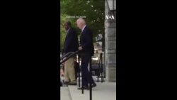 骑车摔倒后被问及身体状况 拜登原地跳自证健康