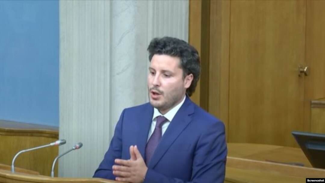 Crnogorski premijer Dritan Abazović odgovara na pitanja poslanika (Foto: Screenshot)