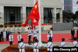Upacara pengibaran bendera digelar di Golden Bauhinia Square untuk memperingati serah terima Hong Kong ke China di Hong Kong, Rabu, 1 Juli 2020. (Foto: AP)