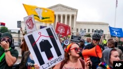 Pessoas protestam contra o aborto frente ao Tribunal Supremo, na capital americana, Washington DC. 23 de Junho 2022