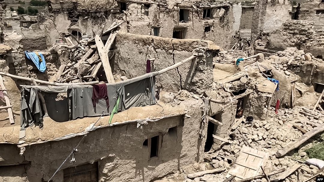 Afg'onistonda yaqinda yuz bergan zilziladan keyingi manzara. O'zbekiston hukumati xalqaro hamjamiyatni yordamni oshirishga undamoqda. 