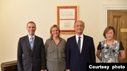 台湾行政院政务委员兼经贸总谈判代表邓振中(右2）2022年6月30日在华盛顿与美国副贸易代表沙拉·比亚奇(右3）会面 。（ 驻美国台北经济文化代表处提供）