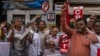 Demonstran India menuntut pembebasan seorang aktivis anti-Modi Teesta Setalvad dalam aksi protes di Mumbai, 27 Juni 2022. 