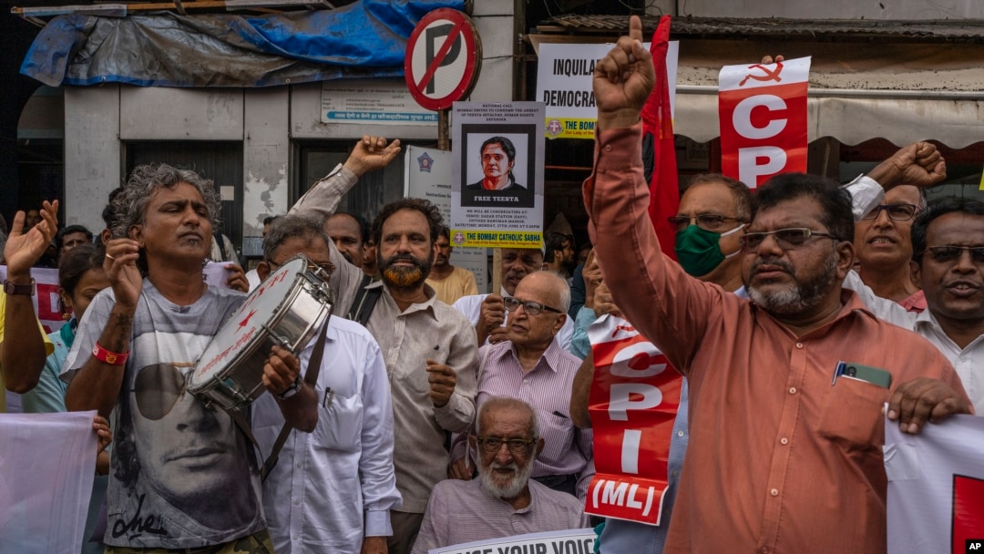 Demonstran India menuntut pembebasan seorang aktivis anti-Modi Teesta Setalvad dalam aksi protes di Mumbai, 27 Juni 2022. 