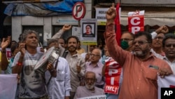 Demonstran India menuntut pembebasan seorang aktivis anti-Modi Teesta Setalvad dalam aksi protes di Mumbai, 27 Juni 2022. 