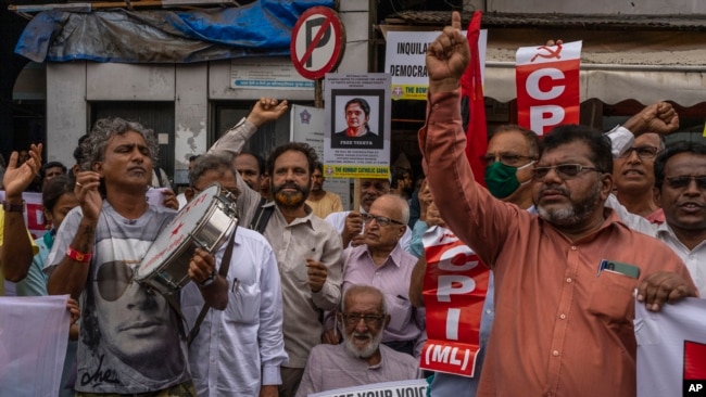 Supporters and activists shout slogans against Indian Prime Minister Narendra Modi during a protest against the arrest of Indian activist Teesta Setalvad in Mumbai, June 27, 2022.