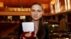 Penerima Medali Fields untuk Matematika Maryna Viazovska berpose dengan medalinya dalam upacara pemberian hadiah di Kongres Internasional Matematikawan 2022 (ICM 2022) di Helsinki, 5 Juli 2022. (Vesa Moilanen/Lehtikuva via Reuters)
