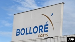 L'enseigne du groupe français Bolloré est vue au sommet du siège de l'entreprise à Abidjan le 12 mai 2020.