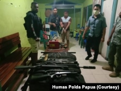 Petugas Polres Merauke amankan tiga pucuk senjata api dan puluhan amunisi dari seorang warga. (Foto: Humas Polda Papua)