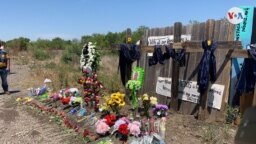 Flores, cruces y mensajes fueron puestos en el lugar donde estaba el trailer que transportaba, de forma ilegal, a decenas de migrantes, a las afueras de San Antonio, el 29 de junio de 2022.