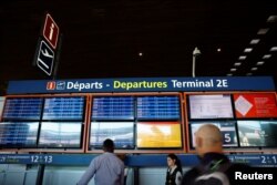 Papan pengumuman keberangkatan di terminal 2E bandara Charles de Gaulle di Roissy dekat Paris, saat pekerja bandara Prancis menyerukan aksi mogok kerja, memprotes upah rendah saat inflasi melanda Prancis, 1 Juli 2022. (REUTERS/Sarah Meyssonnier)