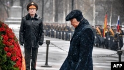 Chủ tịch nước Việt Nam Nguyễn Xuân Phúc đặt vòng hoa trước Mộ các Chiến sỹ Vô danh ở Moscow, Nga, trong chuyến công du chính thức tới nước ngày hôm 1/12/2021.