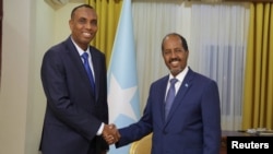 Rais wa Somalia Hassan Sheikh Mohamud (L) akipeana mkono na Waziri Mkuu mteule Hamza Abdi Barre