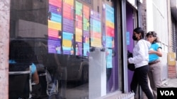 Mujeres acuden a la sede de la ONG Tinta Violeta para escuchar las charlas sobre educación sexual y reproductiva. [Foto: Nicole Kolster, VOA]