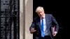 Britanski premijer Boris Džonson napušta sedište vlade i rezidenciju u Daunin stritu (Foto: AP/Frank Augstein)
