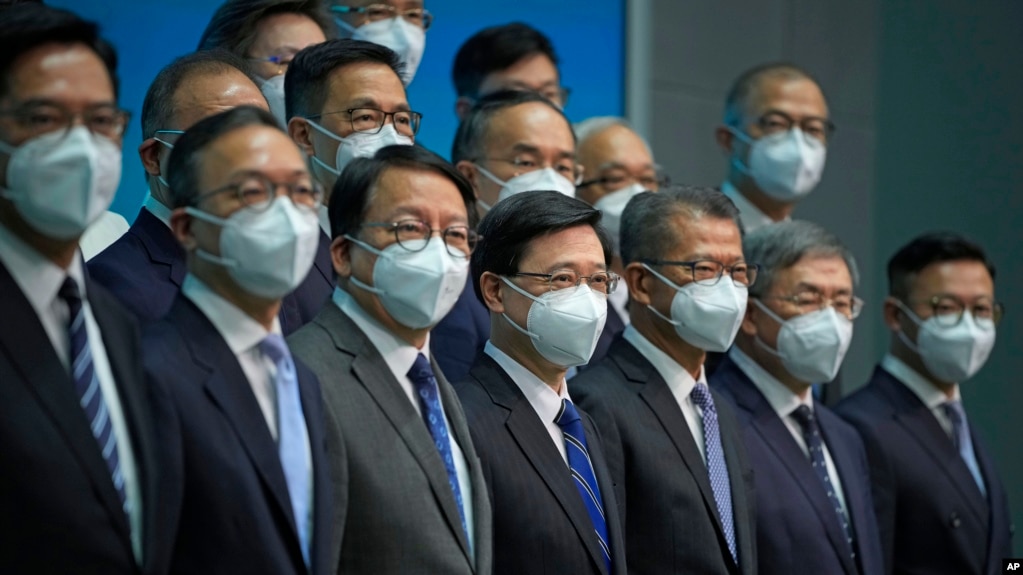 香港新特首李家超以及香港新一届政府主要官员。-美联社6月19日照片
