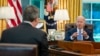 Američki predsednik Džo Bajden razgovara sa novinarom Asošijeted presa u Ovalnoj kancelariji u Beloj kući 16. juna 2022.