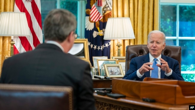 ABD Başkanı Joe Biden'ın Oval Ofis'te Associated Press Beyaz Saray muhabiri Josh Boak'a verdiği röportajdan bir kare, 16 Haziran 2022.