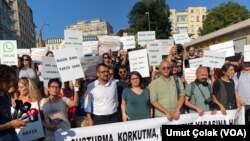Gazetarët duke protestuar në Turqi