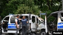 Kendaraan polisi federal, yang diparkir di depan hotel tempat polisi ditampung untuk pengamanan KTT G7 akhir pekan ini, terlihat hancur atau rusak akibat api di Munich, Jerman 22 Juni 2022. REUTERS/Andreas Gerbert