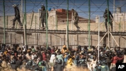 24 Haziran 2022 - Fas’tan İspanya kontrolundaki Kuzey Afrika kenti Melilla’ya geçmek isteyen göçmenler