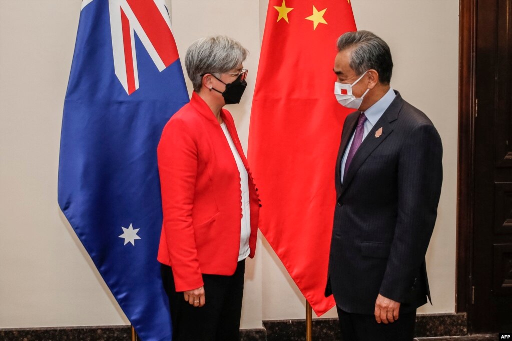 2022年7月8日，在印尼度假胜地巴厘岛努沙杜瓦举行的二十国集团外长会议期间，澳大利亚外交部长黄英贤(左)与中国外交部长王毅举行会晤。(photo:VOA)