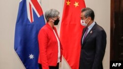 Hai ngoại trưởng của Úc và Trung Quốc gặp nhau ở Bali, Indonesia, hồi tháng 7/2022 (ảnh tư liệu).
