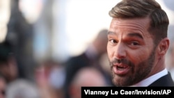 Foto Achiv: Ricky Martin poze pou yon foto nan festival entenasyonal sinema Cannes nan, nan sid peyi La Frans, 25 Me 2022. 