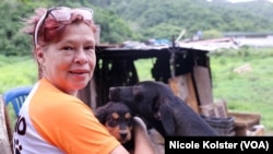 Alba Hernández cuida a sus perritos en el Refugio Mi Moisés en Caracas. Foto Nicole Kolster, VOA.